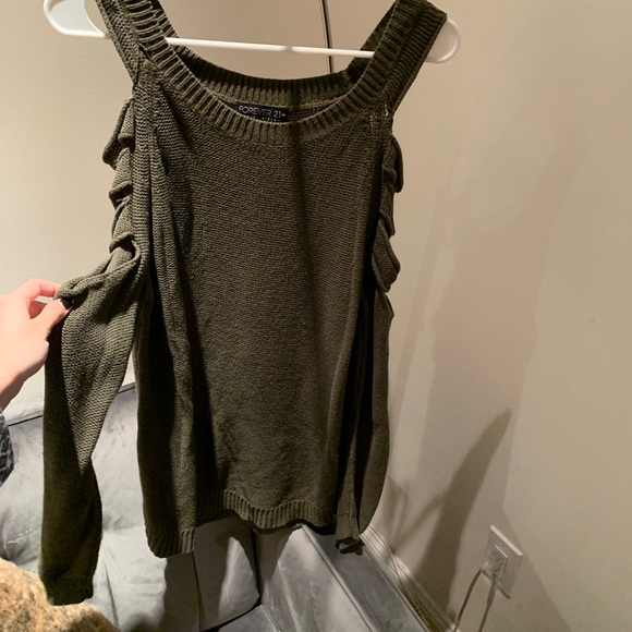 Forever 21 Sweaters - Forever 21 - Sweater w/Cut-Out Sleeves